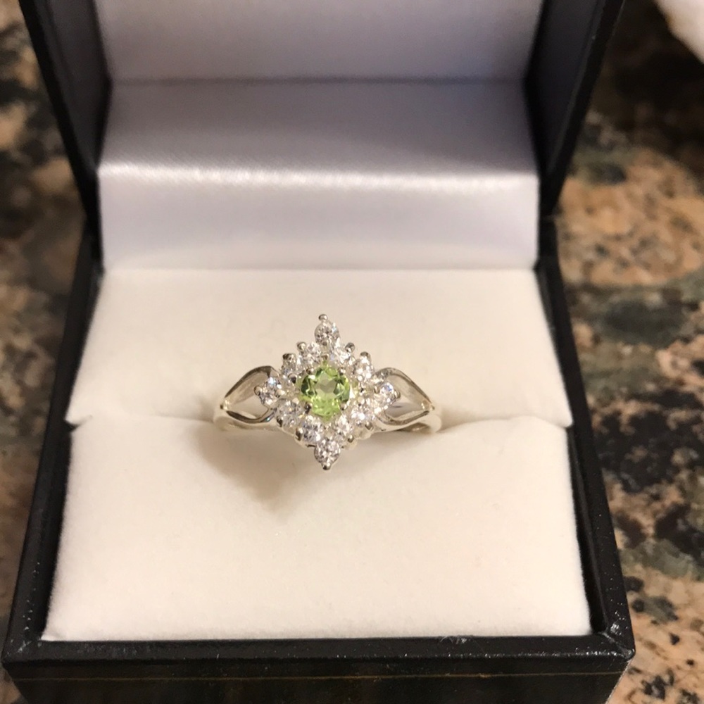 STERLING SILVER GENUINE PERIDOT RING SIZE 8 NWT